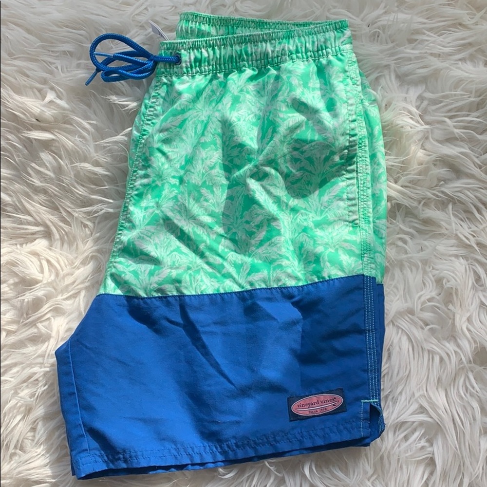 Men’s large Vineyard Vines swim trunks!